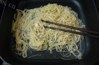 美味的核桃素炒面做法图解4)
