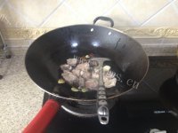 排骨炖土豆做法图解4)