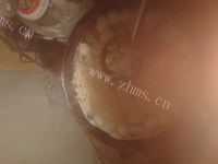 肉丸丝瓜煮面汤的做法图解五