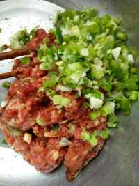 香气浓郁的千层肉饼做法图解4)