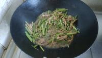 家常菜芹菜肉丝做法图解8)