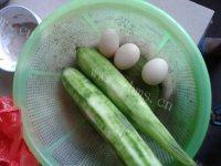 色味俱佳的丝瓜鸡蛋汤做法图解1)