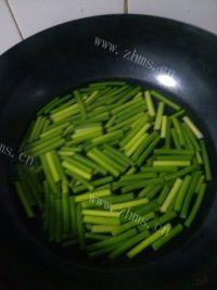 妈妈教我做蒜薹炒肉做法图解2)