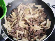 杏鲍菇炒牛肉做法图解11)