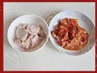家常辣白菜炒五花肉做法图解2)