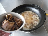 香喷喷的牛肉炖柿子做法图解7)