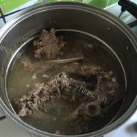 鲜香可口的羊骨头砂锅做法图解1)