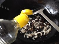 芹菜木耳炒肉丝做法图解5)
