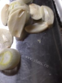 美味的肉片炒香芹做法图解3)