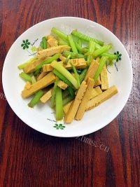 家庭版芹菜炒香干做法图解8)