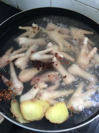 美味的酸辣凤爪做法图解4)
