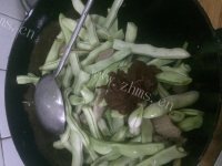 五花肉炖芸豆做法图解6)