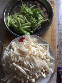 家常金针菇炒芹菜做法图解1)