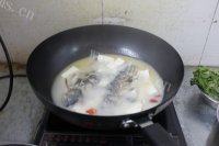 口感不错的鲫鱼豆腐汤做法图解5)