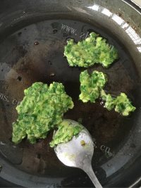 垂涎欲滴的韭菜饼做法图解5)