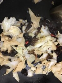 干豆腐炒白菜木耳做法图解9)
