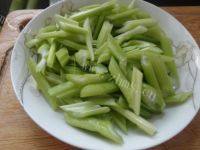 鱿鱼炒芹菜做法图解1)