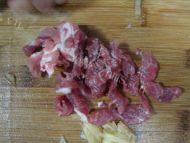 家常菜肉炒青椒做法图解2)