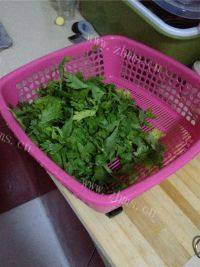 自制芹菜叶鸡蛋饼做法图解1)