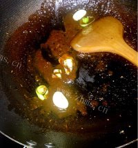 美味的酱焖鲫鱼做法图解4)