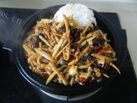 美味的鱼香肉丝盖浇饭