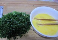 美味韭菜末炒鸡蛋做法图解2)