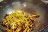 好吃的香菇榨菜肉丝炒面做法图解7)