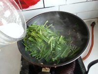 营养丰富的虾皮炒韭菜做法图解8)