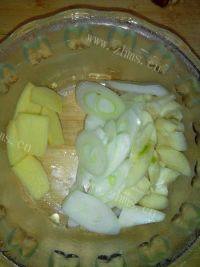 家常菜腊肉炒白菜做法图解4)