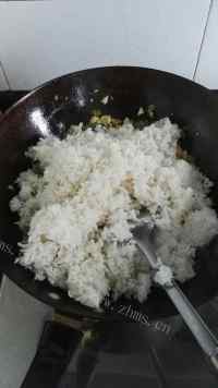 好吃的青椒鸡蛋榨菜炒饭做法图解8)