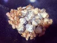 家常鸡腿肉炒草菇做法图解9)