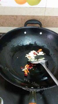 家常菜腊肉炒蒜苗做法图解4)