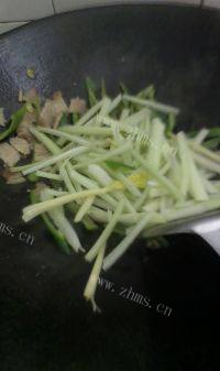 家常菜五花肉炒芹菜做法图解5)