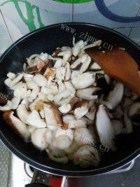美味的奶油蘑菇汤做法图解4)