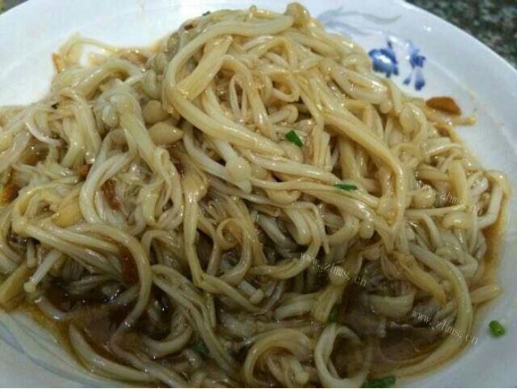 香气浓郁的凉拌金针菇