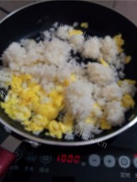 美味营养的蛋炒饭做法图解4)