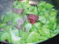家常菜西芹炒腊肉做法图解5)