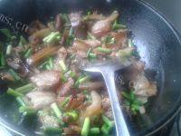 家有大厨之腊肉炒蒜苔做法图解9)