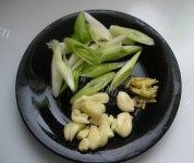 炒鸡翅根做法图解4)