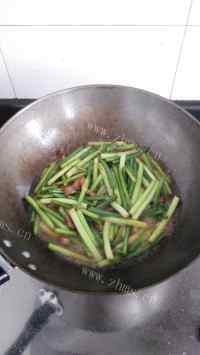 家常菜蒜苗炒肉片做法图解5)