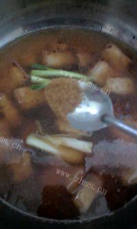 家常菜焖五花肉做法图解5)