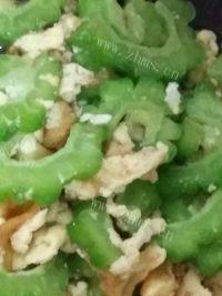 家常菜苦瓜炒鸡蛋做法图解9)