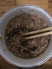 美味的猪肉丸子做法图解3)