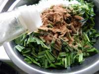美味的韭菜粉丝馅饼做法图解10)