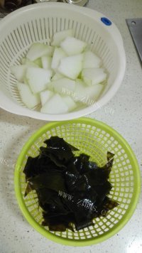 美味营养的冬瓜海带汤做法图解1)
