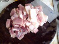 诱人的红烧肉炖土豆做法图解2)