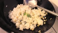 芝士蛋饼笋丁炒饭做法图解9)