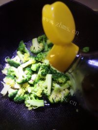 好吃的蒜蓉西兰花做法图解8)