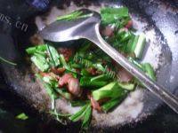家常菜大蒜炒腊肉做法图解5)