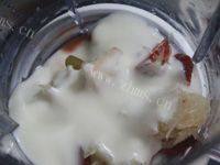 十分好吃之草莓奶昔做法图解4)